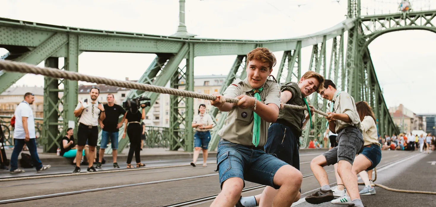 Scouts qui tirent à la corde