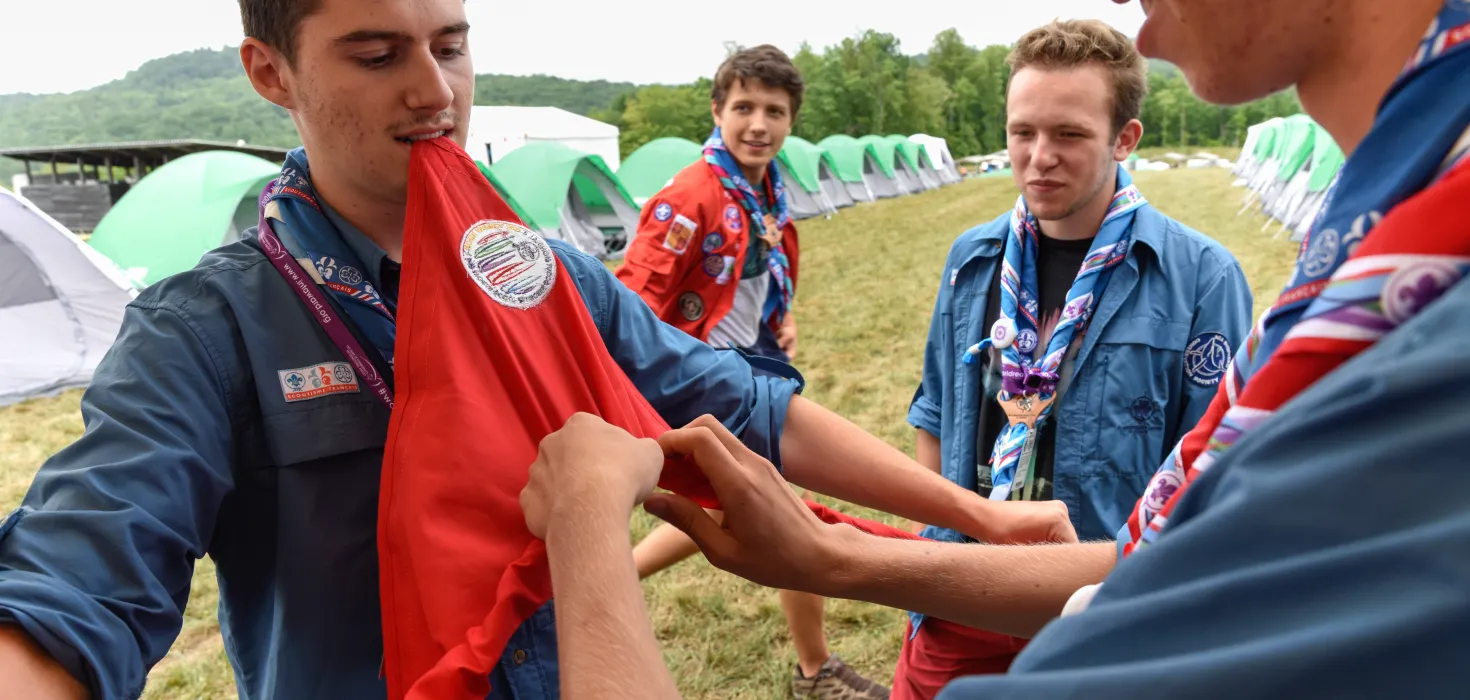 Scout aidant un autre à enrouler un foulard