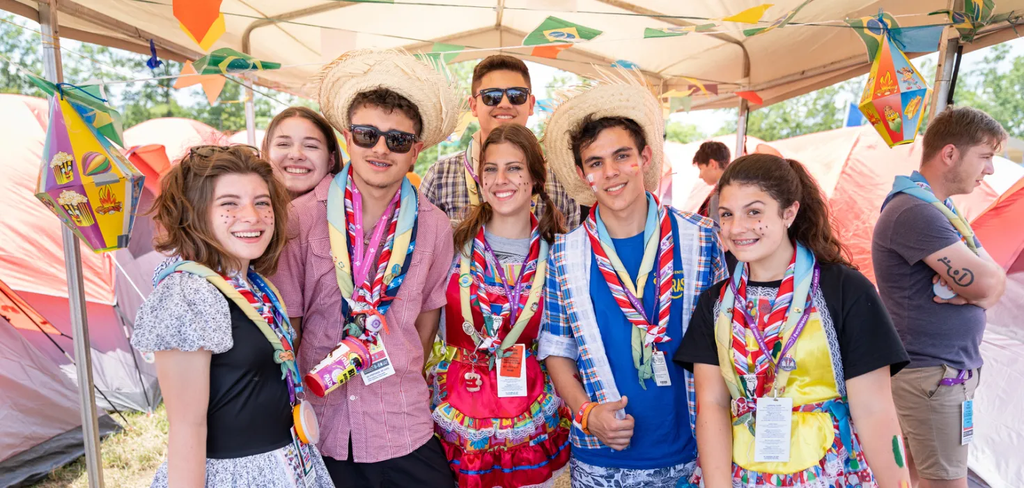 Scouts du Brésil qui cuisinent ensemble