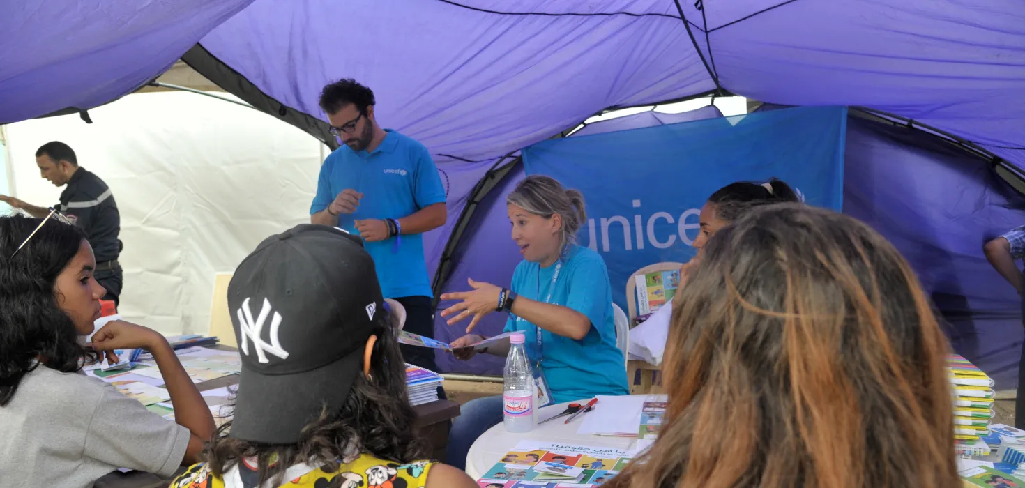 a unicef volunteer facilitation a workshop to scouts