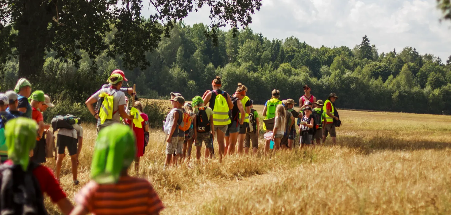 Des Scouts marchent dans un champ