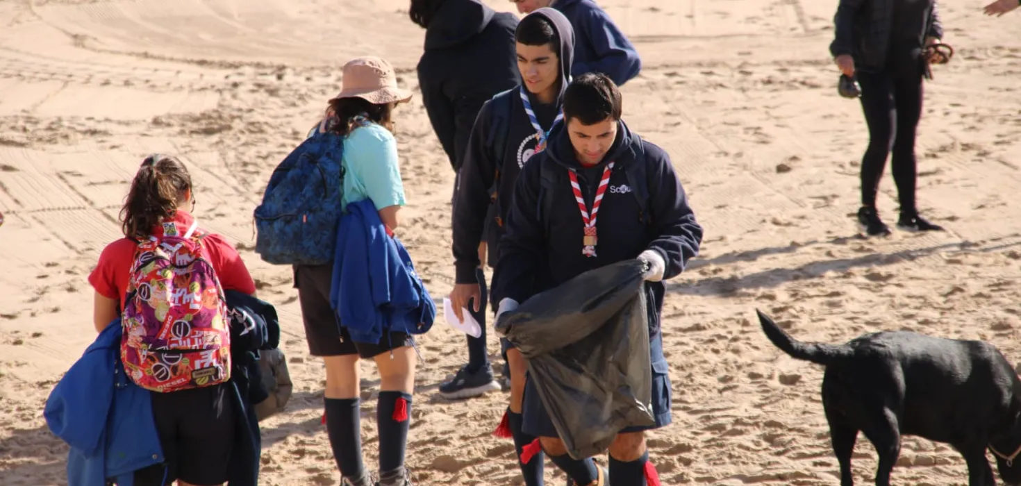 Portuguese Scouts during one of the clean up actions for Mes do Mar.