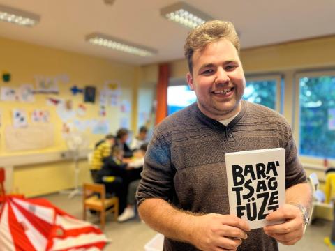 Marci a créé le « Livre de l'amitié », un livre d'activités adapté aux enfants que l'Organisation Scoute Nationale (OSN) de Hongrie a publié et distribué à plus de 100 jeunes Ukrainiens pour sa nature réflexive et pacifiste.
