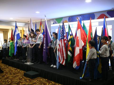 Scouts de la IAR en el escenario con las banderas de sus paises
