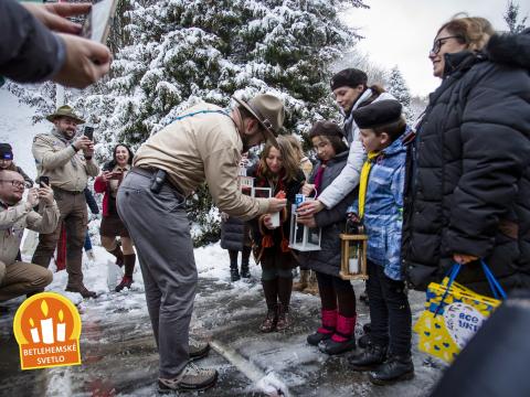Scouts from Slovakia pass the Peacelight to Scouts from Ukraine.