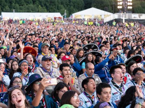 Des milliers de Scouts se rassemblent à l'extérieur pendant un Jamboree.