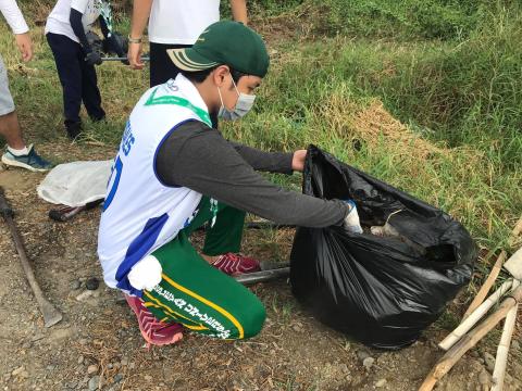 Rover Scouts from the Philippines collecting plastic waste