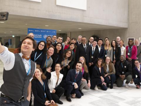 Les membres de la réunion inaugurale du Conseil de la jeunesse de l'OMS sourient pour une photo