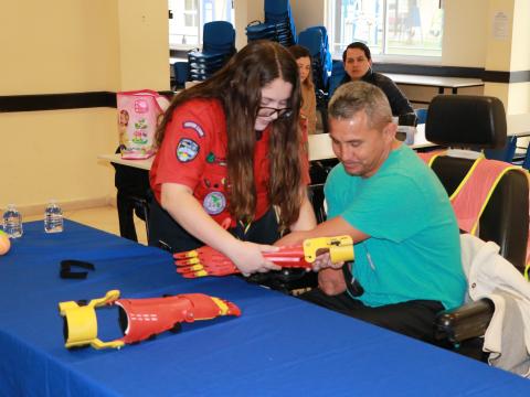 Mariana Elizalde Cano assists with prothetic limp