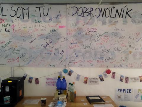 Mur avec des papiers et des dessins.