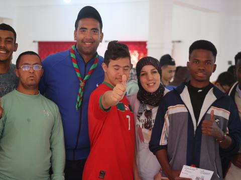 Des Scouts avec et sans handicap ensemble pendant le parajamboree arabe