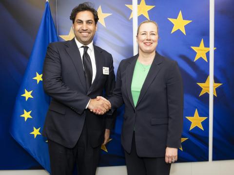 Ahmad Alhendawi, secrétaire général de l'Organisation Mondiale du Mouvement Scout (OMMS) et Jutta Urpilainen, de la Direction des Partenariats Internationaux de la Commission européenne.