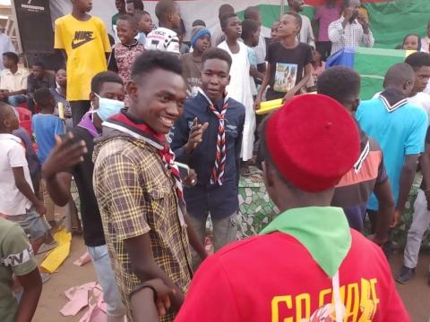 Les Scouts du Soudan aident à gérer les foules et à distribuer l'aide pendant la guerre.