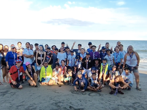 Scouts Colombia juntos después de un día de limpieza en la playa