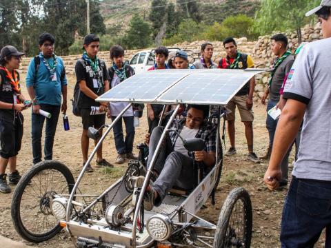 Scouts utilizando paneles solares