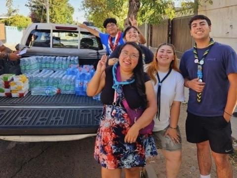 Scouts con kits de ayuda humanitaria
