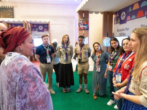 The UN Deputy Secretary-General speaks with young Scouts attending the Conference.