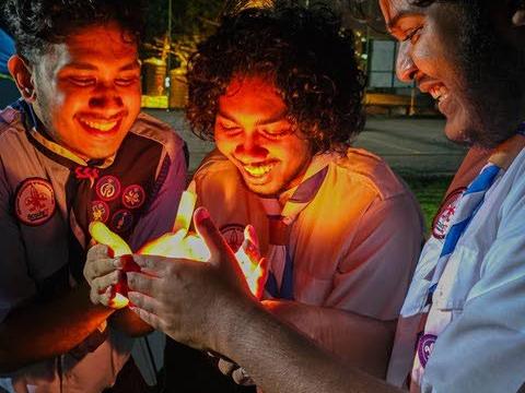 Scouts sonriendo haciendo una actividad