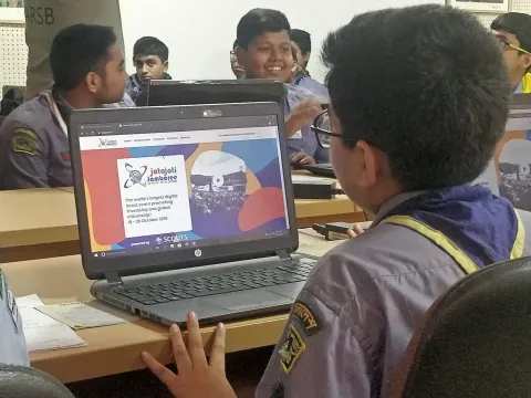 A Scout in Bangladesh joins JOTA-JOTI from his laptop