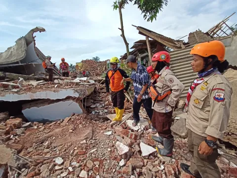 scouts helping in search and rescue operation