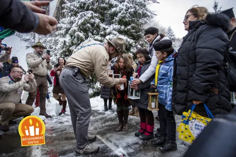 Scouts from Slovakia pass the Peacelight to Scouts from Ukraine.