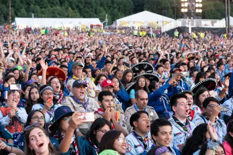 Des milliers de Scouts se rassemblent à l'extérieur pendant un Jamboree.