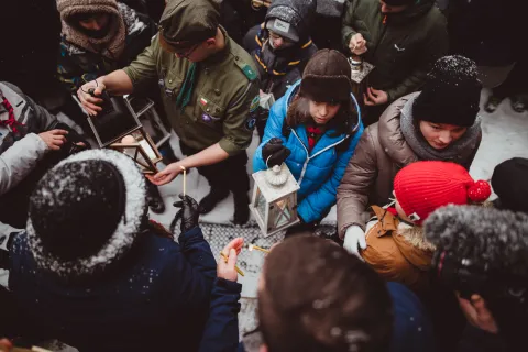 Scouts in Poland pass the Peacelight.