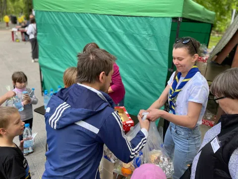 Des Scouts ukrainiens distribuent de la nourriture aux civils touchés par la guerre