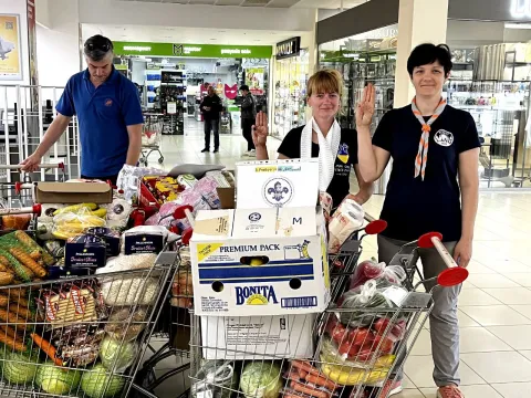 Des Scouts ukrainiens récoltent des denrées alimentaires pour les civils dans le besoin