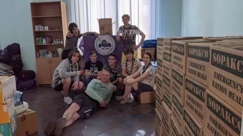 Des Scouts ukrainiens dans leur centre scout organisent des colis de matériel pour les civils.