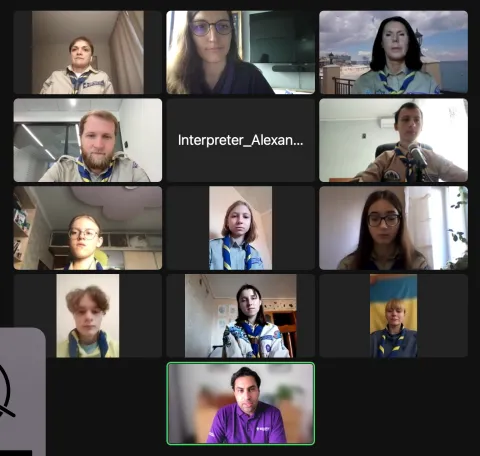 Des Scouts ukrainiens s'entretiennent avec le Secrétaire Général de l'OMMS, Ahmad Alhendawi, et la responsable du marketing numérique, Lynne Lessard, au sujet de leurs efforts humanitaire bénévoles