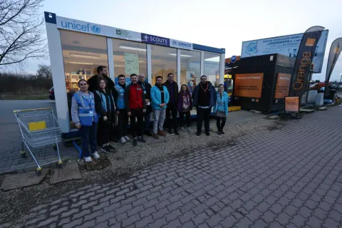 Martin Seemann and Sian Bagshaw visit one of the Blue Dots where Scouts are supporting UNICEF and UNHCR.