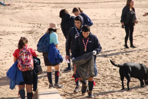 Portuguese Scouts during one of the clean up actions for Mes do Mar.