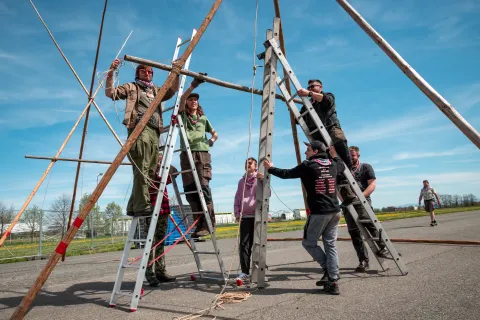 Un groupe de Scouts construit une structure en bois.