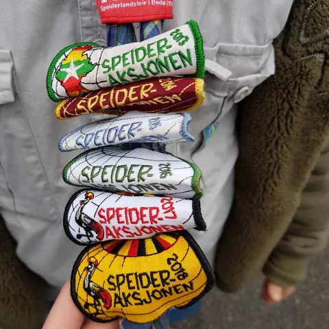 Speideraksjonen badges of different years and colours.