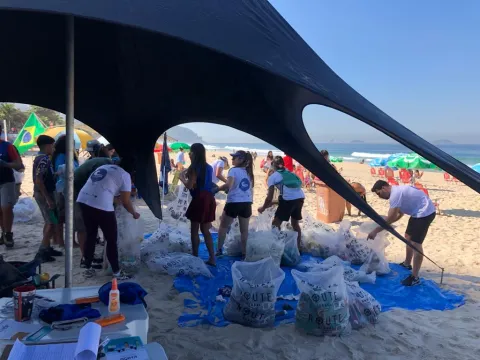 Des bénévoles collectent des déchets