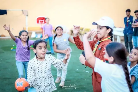 Les Scouts coordonnent des activités pour les enfants en Libye à la suite d'inondations dévastatrices. On voit des enfants jouer ensemble avec un ballon.