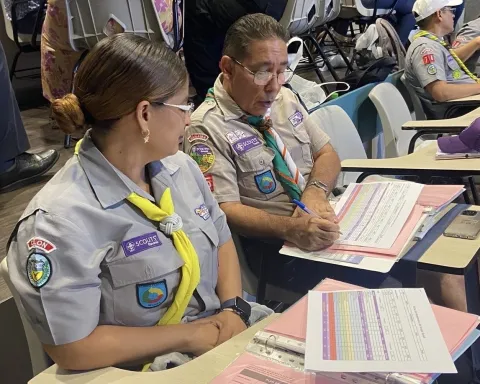 Dos representantes de Scouts Panama trabajando en Creciemiento