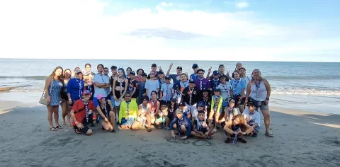 Scouts Colombia gathered at the beach