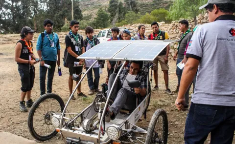 Scouts utilizando paneles solares