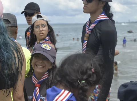 Scout sonriente en la playa