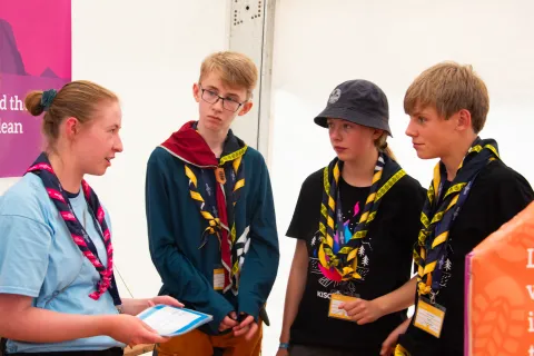 Louise talks to three Swedish Scouts during Kander100.