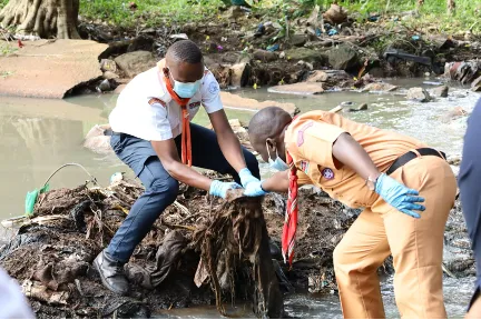 Scouts collecting plastic waste