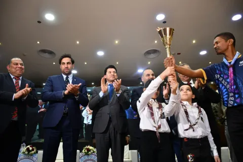 من اليسار إلي اليمين د.محمد عمر، المدير التنفيذي للمؤتمر الكشفي العالمي، أحمد الهنداوي الأمين العام للمنظمة العالمية للحركة الكشفية، د. أشرف صبحي وزير الشباب والرياضة المصري، 3 كشافين يحملون الشعلة