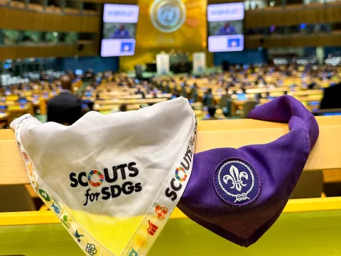 Pañoleta Scouts por los ODS y pañoleta del Movimiento Scout Mundial en la ONU