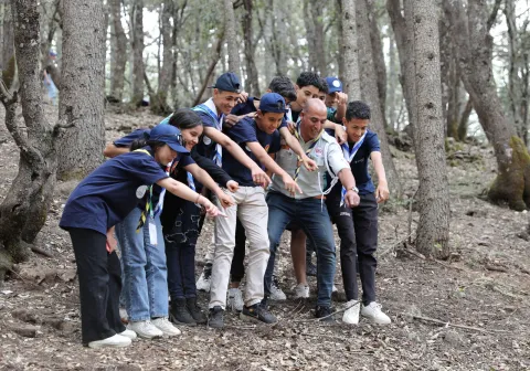 Un grupo de Scouts apuntando en una dirección
