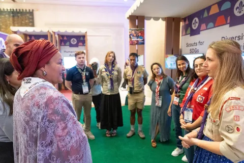 The UN Deputy Secretary-General speaks with young Scouts attending the Conference.