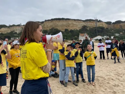 Catarina gives instructions to the participants of the clean up.