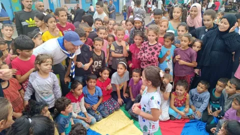 Scouts entertain children in Gaza