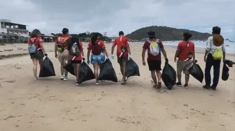 Scouts cleaning the beach